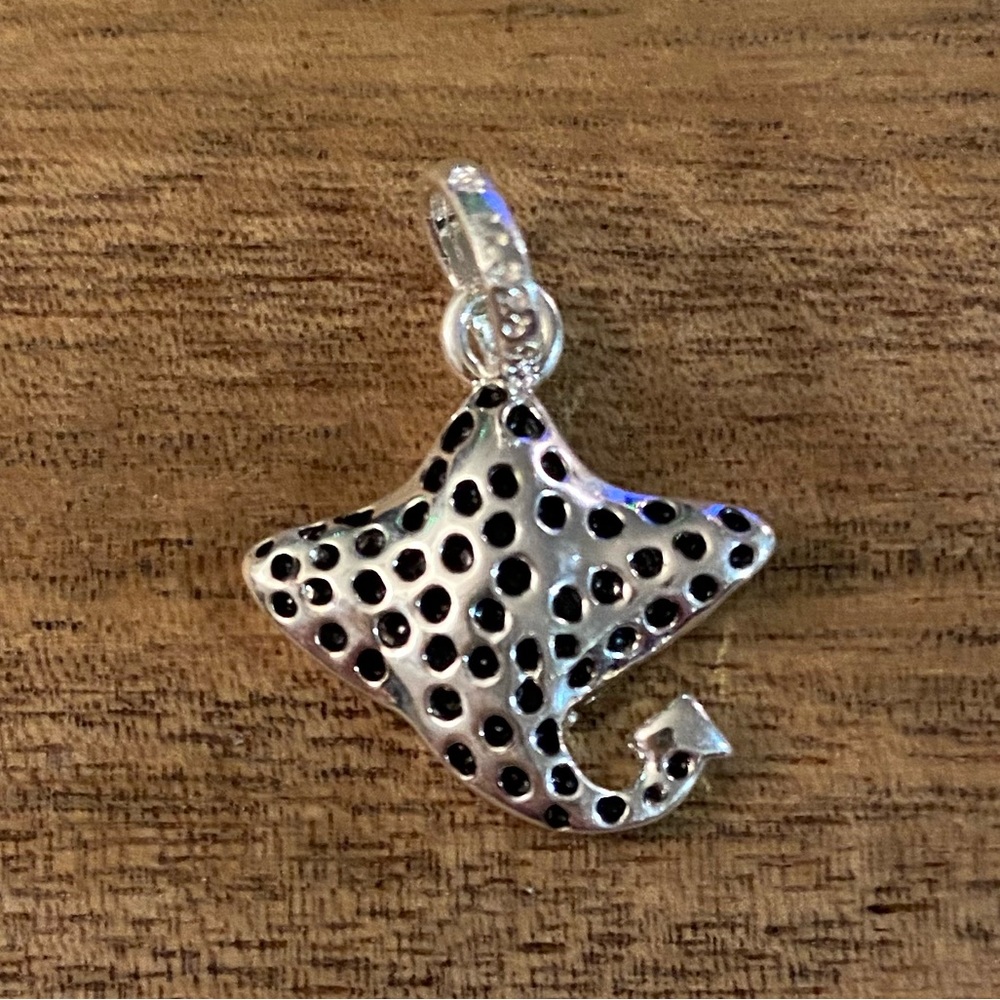 New! Links of London stingray charm sterling silver and enamel. Extremely rare